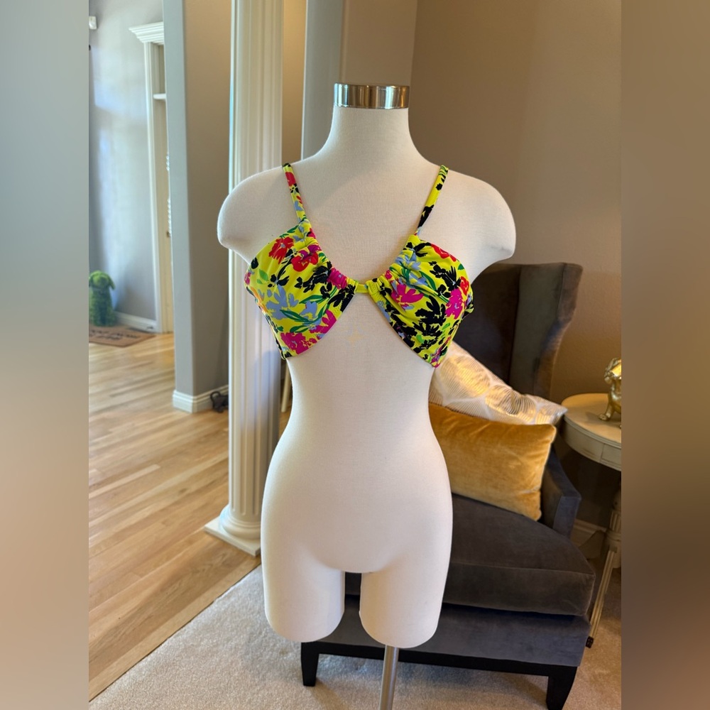 Bar lll Bikini Top (Size small) NWOT